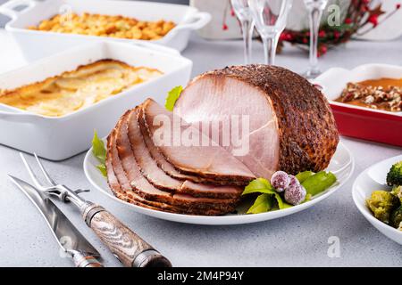 Cena di Natale con prosciutto a spirale al miele e contorni Foto Stock