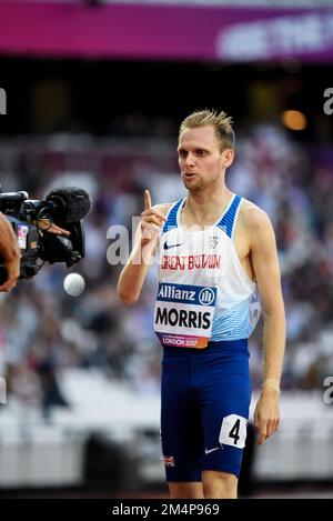 Steve Morris gioca alla telecamera dopo aver gareggiato nella finale T20 800m nei Campionati mondiali di Para Athletics allo stadio di Londra. 2017. Foto Stock