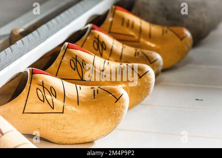 Le iconiche scarpe olandesi in legno sono note anche come Klompen Foto Stock