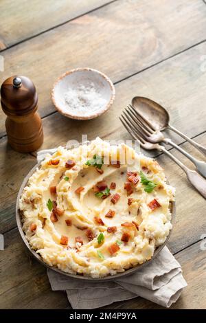 Purè di patate con pancetta, ricetta per contorno Foto Stock