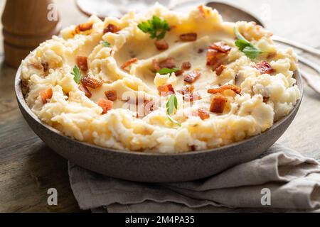 Purè di patate con pancetta, ricetta per contorno Foto Stock