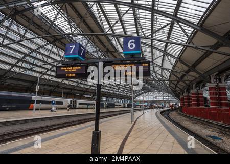 Guardando giù le piattaforme 6 e 7 alla stazione ferroviaria di Liverpool Lime Street (Liverpool) nella foto di dicembre 2022. Foto Stock