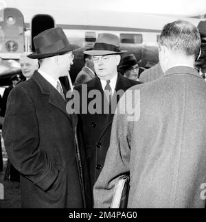 Arrivo di Acheson alla Conferenza NATO con la delegazione degli Stati Uniti. Fotografie dei programmi di Marshall Plan, mostre e personale Foto Stock