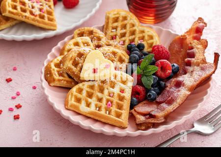 Colazione di San Valentino con waffle a forma di cuore Foto Stock