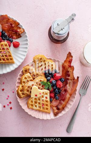 Colazione di San Valentino con waffle a forma di cuore Foto Stock