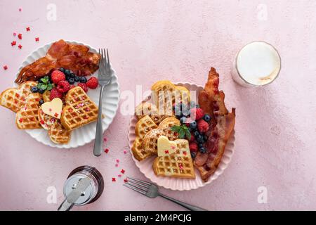 Colazione di San Valentino con waffle a forma di cuore Foto Stock