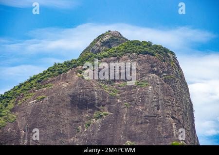 Due fratelli di collina visti dal quartiere di Ipanema a Rio de Janeiro, Brasile. Foto Stock