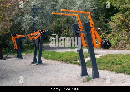 Campo sportivo all'aperto con attrezzature per l'allenamento dei pesi. Spazio comunale per gli allenamenti nell'area verde del parco ricreativo Foto Stock