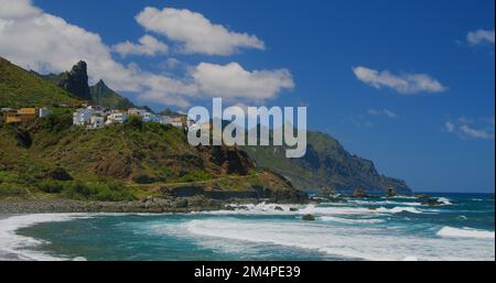 Costa rocciosa e villaggio, spiaggia di Almaciga a Tenerife, le Canarie. Spagna. Foto Stock