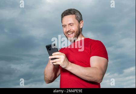 foto di felice uomo blogger tipo messaggio di telefono. messaggio telefonico tipo blogger man Foto Stock