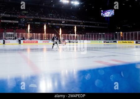 Colonia, Germania. 22nd Dec, 2022. Hockey su ghiaccio: DEL, Kölner Haie - Pinguins Bremerhaven, Hauptrunde, Giornata 34, RheinEnergieStadion. I giocatori tornano sul ghiaccio dopo l'intervallo. Credit: Rolf Vennenbernd/dpa/Alamy Live News Foto Stock