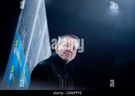 Colonia, Germania. 22nd Dec, 2022. Hockey su ghiaccio: DEL, Kölner Haie - Pinguins Bremerhaven, Hauptrunde, Giornata 34, RheinEnergieStadion. Braunschweig allenatore Thomas Poiesch sulla panchina. Credit: Rolf Vennenbernd/dpa/Alamy Live News Foto Stock