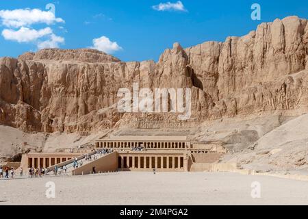 Deir el-Bahari, tempio funerario del faraone Hatshepsut, Luxor, Egitto Foto Stock