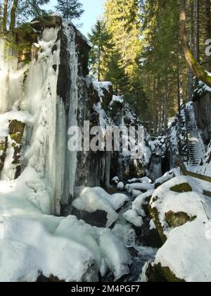 Cascata e sentiero escursionistico nella gola del Menzenschwander Alb, inverno, icefall, St. Blasien, Foresta Nera, Germania Foto Stock