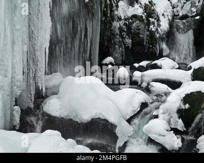 La cascata e la cascata nella gola del Menzenschwander Alb, inverno, St. Blasien, Foresta Nera, Germania Foto Stock