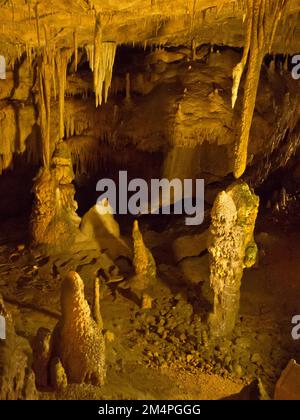 Stalagmiti e stalattiti nel Baerenhoehle, Karlshoehle, Erpfinger Hoehle, stalattiti grotta, patrimonio dell'umanità dell'UNESCO Swabian Alb Geopark, Swabian Alb Foto Stock