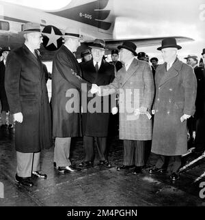 Arrivo di Acheson alla Conferenza NATO con la delegazione degli Stati Uniti. Fotografie dei programmi di Marshall Plan, mostre e personale Foto Stock