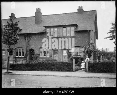 Luglio 1907 Fotografia di una delle Arti e Mestieri case inluenced costruito da George Cadbury nel suo nuovo villaggio modello di Bournville, nel sud-ovest di Birmingham. Il villaggio è stato costruito per la maggior parte alla fine del 19th ° secolo e l'inizio del 20th ° secolo con cottage e case progettate per 'alleviare i mali di condizioni di vita moderne e più angusti'. Copia di archivio digitalizzate di un vetro di un quarto originale negativo. Foto Stock