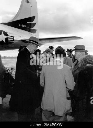 Arrivo di Acheson alla Conferenza NATO con la delegazione degli Stati Uniti. Fotografie dei programmi di Marshall Plan, mostre e personale Foto Stock