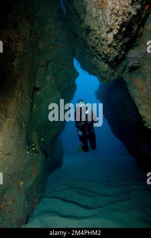 Tunnel naturale nella barriera corallina di lava formata dopo l'eruzione vulcanica primitiva, Oceano Atlantico, Atlantico orientale, Fuerteventura, Isole Canarie, Spagna Foto Stock