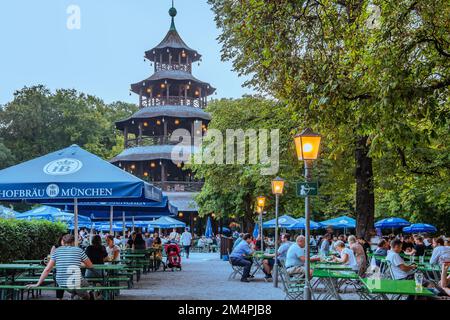 Birreria all'aperto presso la Torre Cinese nel Giardino Inglese al crepuscolo, Monaco, alta Baviera, Baviera, Germania Foto Stock