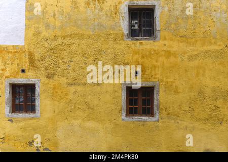 Finestra nella vecchia parete dell'ex monastero di Baumburg, Altenmarkt an der Alz, Chiemgau, Baviera, Germania Foto Stock