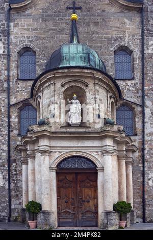Portale d'ingresso principale dell'ex chiesa del monastero di San Margareta, 1750, Baumburg, Altenmarkt an der Alz, Chiemgau, Baviera, Germania Foto Stock