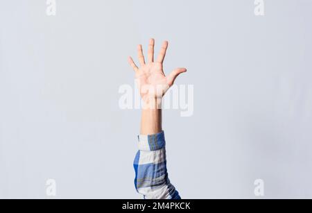 Numero CINQUE nella lingua dei segni. Sordo e muto contando il numero CINQUE nella lingua dei segni, le dita delle persone contando il numero CINQUE nella lingua dei segni. Foto Stock