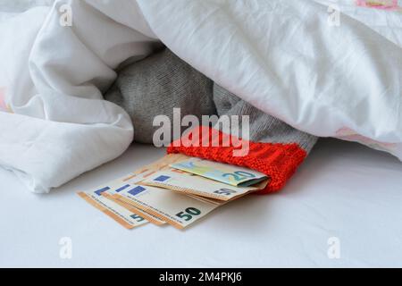 Banconote in giacenza sotto piumino, stoccaggio risparmio, banconote in euro Foto Stock