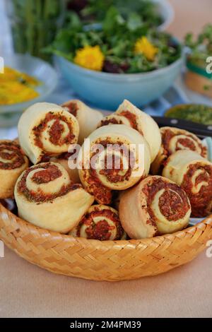 Cucina sveva, pasta sostanziosa lumaca, salato, pasta lievitata, lievito di pasta, Vegetariano, cuocere al forno, tipico svevo reinterpretato, festa Foto Stock