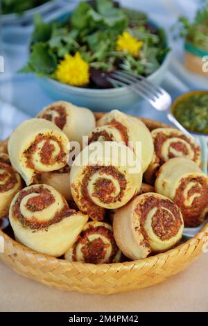 Cucina sveva, pasta sostanziosa lumaca, salato, pasta lievitata, lievito di pasta, Vegetariano, cuocere al forno, tipico svevo reinterpretato, festa Foto Stock