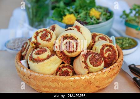 Cucina sveva, pasta sostanziosa lumaca, salato, pasta lievitata, lievito di pasta, Vegetariano, cuocere al forno, tipico svevo reinterpretato, festa Foto Stock