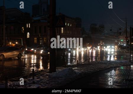 Edifici scuri senza luce durante un blackout a Kyiv. Le strade della  capitale Ucraina sono ora avvolte nell'oscurità e nell'ombra a causa delle  restrizioni sull'uso dell'elettricità. La mancanza di luce crea momenti