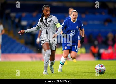 La Grace Geyoro di Parigi (a sinistra) e la Fran Kirby di Chelsea si battono per la palla durante la partita UEFA Women's Champions League Group A allo Stamford Bridge, Londra. Data immagine: Giovedì 22 dicembre 2022. Foto Stock