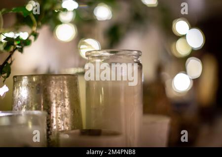 Candele graziose su un mantelpiece, con una profondità di campo bassa Foto Stock