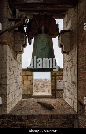 Particolare della campana della Torre del Mangia, Siena, Toscana, Italia Foto Stock