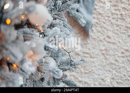 Giocattoli bianchi di Natale. Decorato albero di Natale di colore bianco Foto Stock