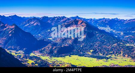 Panorama da Rubihorn, 1957m, a Fellhorn, 2038m, e Soellereck, 1706m, Baviera, Germania, e verso Kleinwalsertal, Alpi di Allgaeu, Vorarlberg, Austria Foto Stock