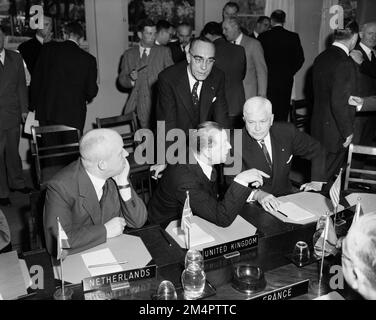 Contratto offshore - Firma NATO. Fotografie dei programmi di Marshall Plan, mostre e personale Foto Stock