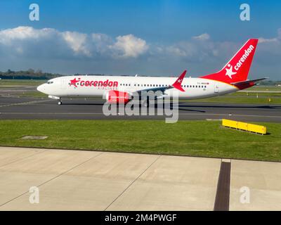 Aereo passeggero Jet Jet Jet Jet Jet Jet Jet Jet passeggero Corendon Airlines Boeing 737-8 MAX TC-MKB in posizione di attesa sulla taxi di fronte Foto Stock