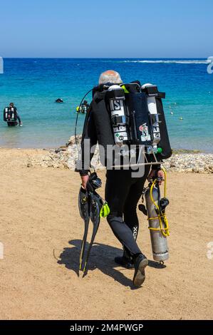 Subacqueo con attrezzatura subacquea tecnica subacquea tecnica rebreather immersioni va oltre spiaggia a mare, Safaga, Egitto Foto Stock