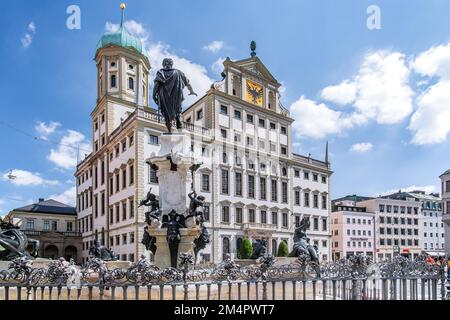 Fontana di Augusto sulla piazza del Municipio, Rathausplatz con il Municipio, Augusta, Svevia, Baviera, Germania Foto Stock