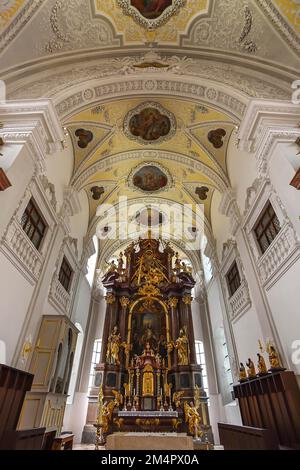 Altare maggiore della chiesa parrocchiale barocca di San Oswald, costruito nel 1675, Traunstein, Chiemgau, Baviera, Germania Foto Stock