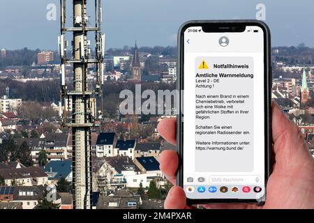 Immagine simbolica Cell broadcast, servizio di allarme via telefono cellulare, via SMS, a tutti i dispositivi situati nella zona delle celle radio, trasmissioni di antenne, che Foto Stock