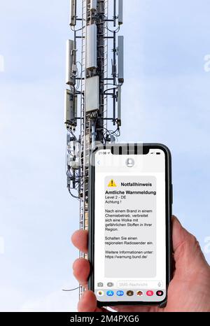 Immagine simbolica Cell broadcast, servizio di allarme via telefono cellulare, via SMS, a tutti i dispositivi situati nella zona delle celle radio, trasmissioni di antenne, che Foto Stock