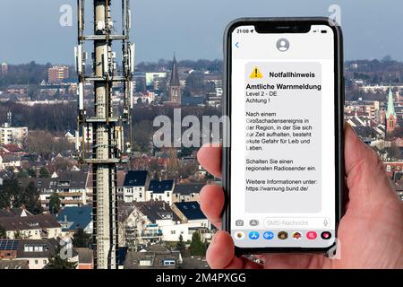 Immagine simbolica Cell broadcast, servizio di allarme via telefono cellulare, via SMS, a tutti i dispositivi situati nella zona delle celle radio, trasmissioni di antenne, che Foto Stock