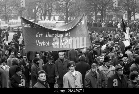 Il 4th° congresso del partito di destra radicale NPD, il 13 febbraio 1970 a Wertheim nel Baden-Wuerttemberg, è stato accompagnato da massicce proteste da parte di Foto Stock