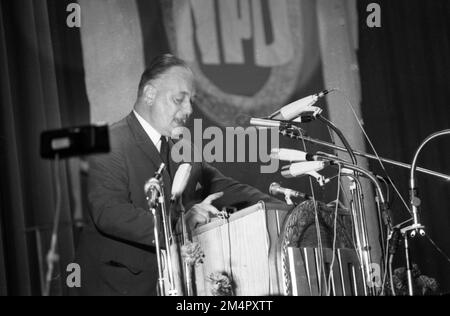 Il 4th° congresso del partito di destra radicale NPD, il 13 febbraio 1970 a Wertheim nel Baden-Wuerttemberg, è stato accompagnato da massicce proteste da parte di Foto Stock