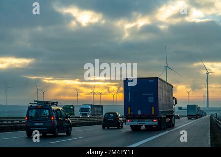 Autostrada A44, nei pressi di Jüchen, che attraversa l'area mineraria di lignite a cielo aperto di Garzweiler, il parco eolico lungo l'autostrada, l'alba, l'NRW, la Germania Foto Stock