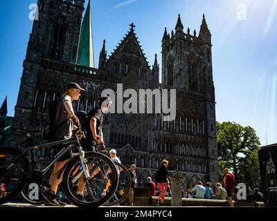 Trondheim, Norvegia. 24th giugno, 2022. Pellegrini e turisti si vedono arrivare alla cattedrale di Nidaros per celebrare la fine del loro viaggio. Il pellegrinaggio scandinavo è conosciuto come 'St. Olavsleden', ed è un percorso 580km che va dal Mar Baltico ad est all'Oceano Atlantico ad ovest, da SelÃ ¥ in Svezia a Trondheim in Norvegia. Questo sentiero è l'equivalente scandinavo del Camino de Santiago de Compostela. (Credit Image: © Ana Fernandez/SOPA Images via ZUMA Press Wire) Foto Stock